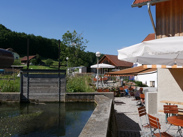 Mühlkanal und Cafétische an der Liebenthannmühle