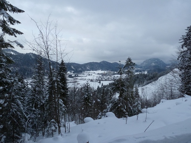Panoramablick auf Vils im Schnee