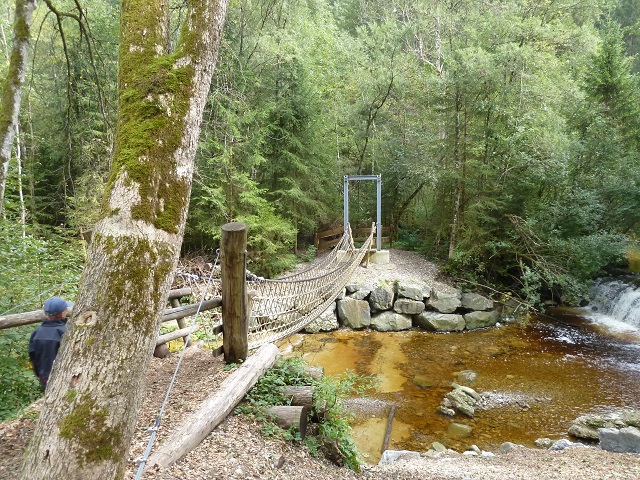 Hängebrücke über die Durach am Wasser-Erlebnisweg im Durachtobel
