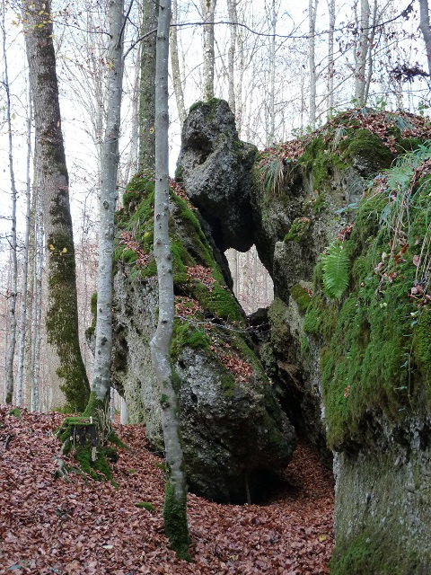 steinernes Guckloch im Geotop Teufelsküche bei Obergünzburg