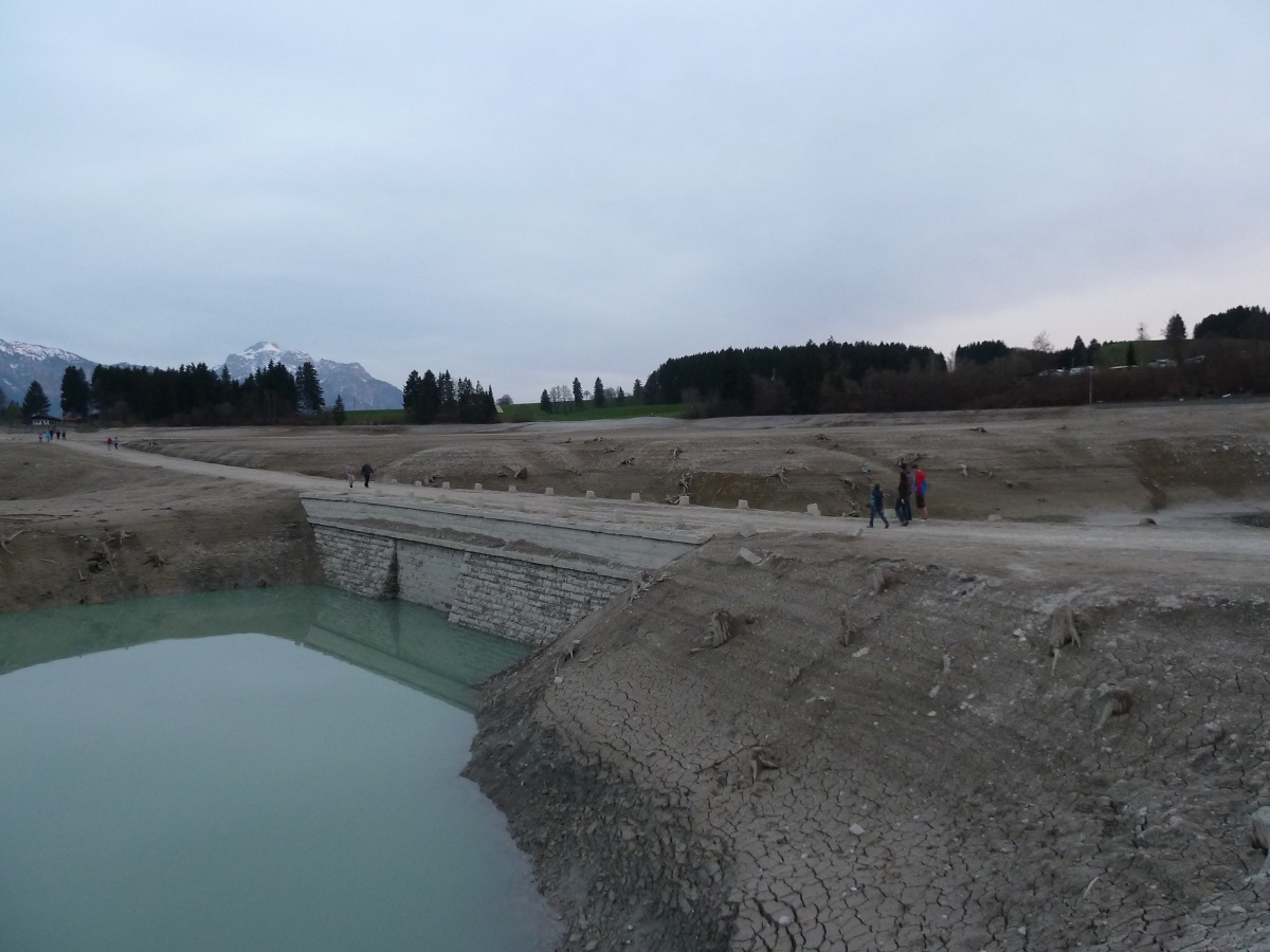 Forggensee ohne Wasser an der alten Tiefentalbrücke