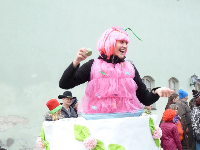 Süßes Törtchen auf dem Faschingsumzug Obergünzburg 2015