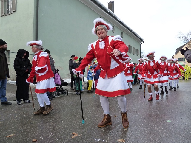 tanzende Alt-Herren-Garde aus Untrasried auf dem Faschingsumzug Obergünzburg 2015