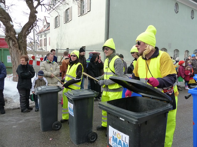 Müllmänner in Aktion im Fasching