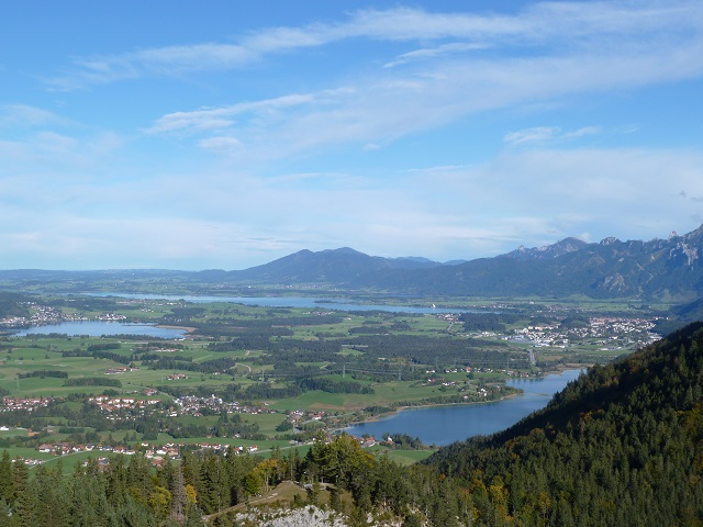 Drei-Seen-Blick vom Falkenstein auf Weißensee, Hopfensee und Forggensee