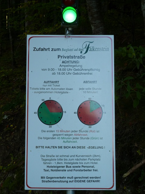 Schild mit Regelung zur Zufahrt zum Burghotel Falkenstein
