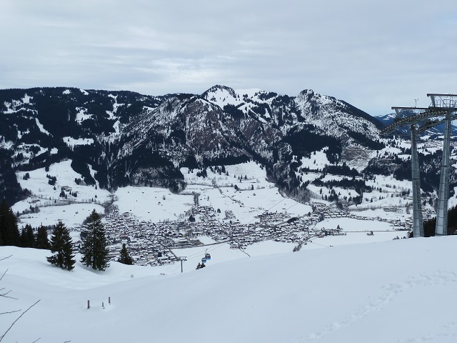 Blick auf das winterliche Bad Hindelang von der Bergstation der Hornbahn aus