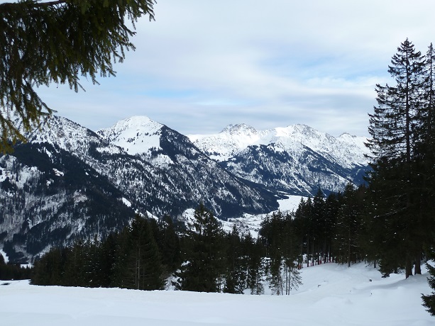 Blick aufs verschneite Hintersteiner Tal vom Imberger Horn aus