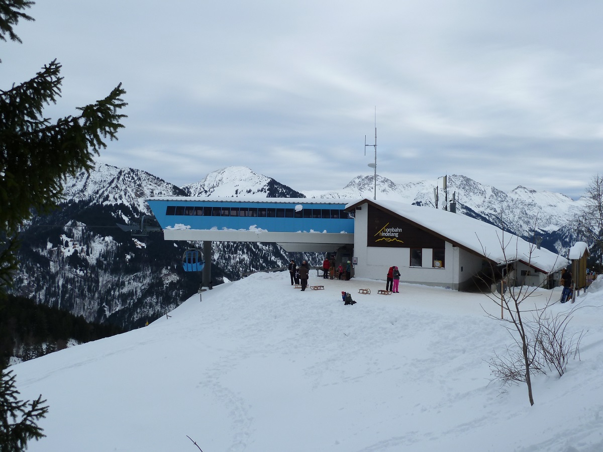 Rodeln am Imberger Horn - Bergstation der Hornbahn mit Rodlern