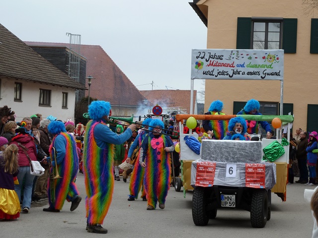 bunte Clowns auf dem Faschingsumzug Obergünzburg 2016