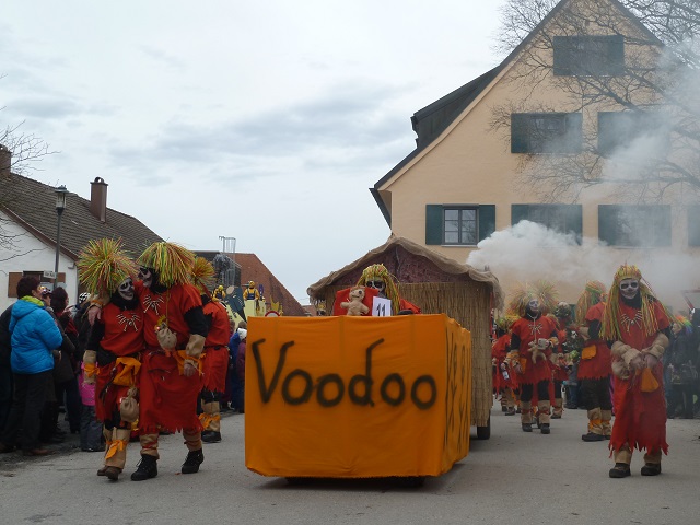 Wagen mit Voodootruppe