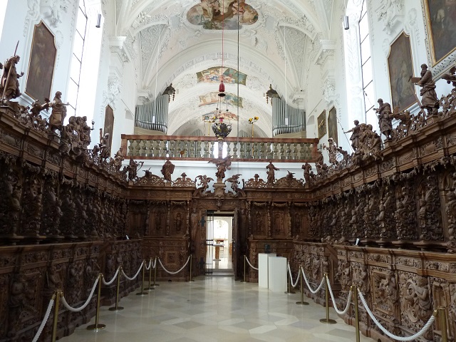Kartause Buxheim - das prächtige barocke Chorgestühl im Priesterchor