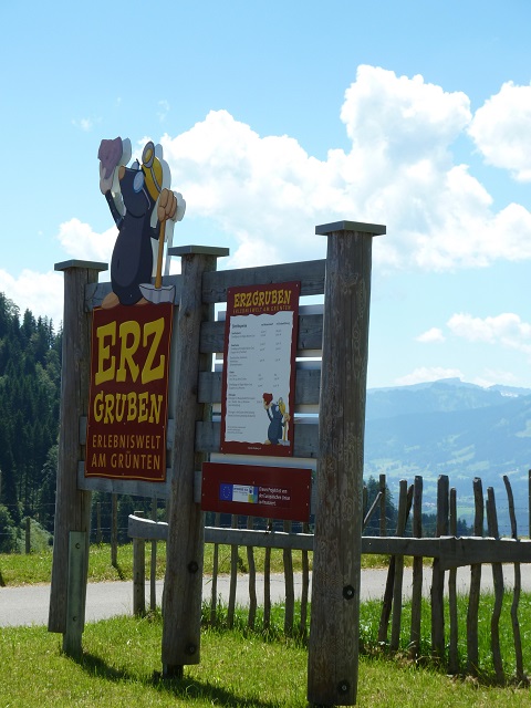 Am Eingang der Erzgruben-Erlebniswelt in Burgberg