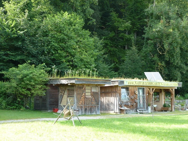 Naturlehrgarten Hütte mit Insektenhotel