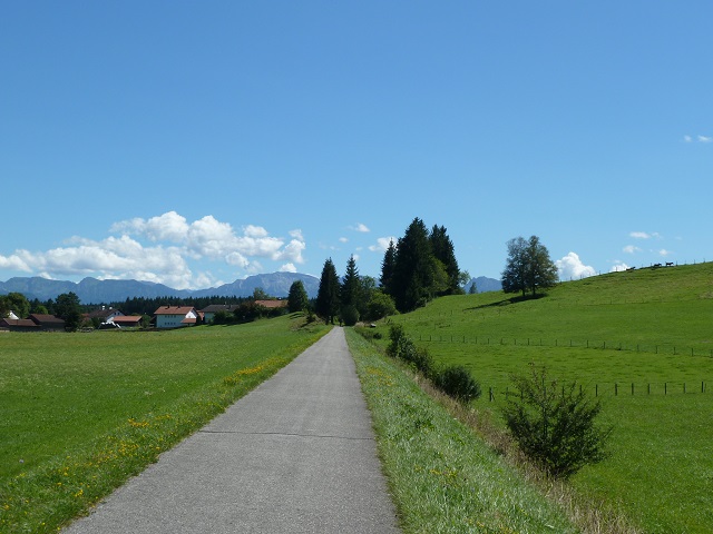 Radweg mit Bergpanorama