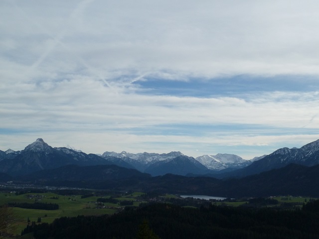 Blick vom Auslugturm der Burgruine Eisenberg auf den Hopfensee und die Ammergauer Alpen
