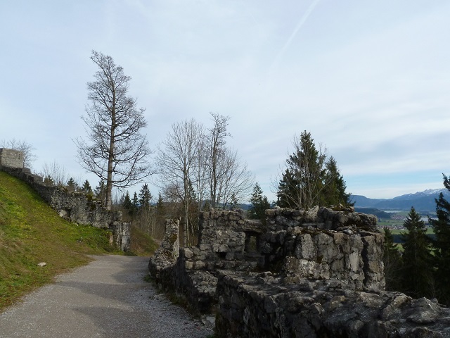 Weg von der Burgruine Eisenberg zur Schlossbergalm