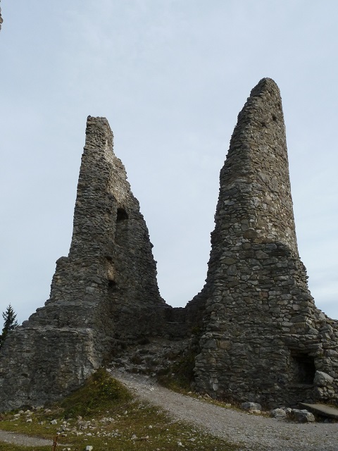 Reste des Burgfrieds der Ruine Hohenfreyberg bei Pfronten im Allgäu