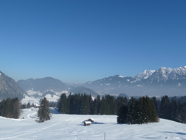 Blick von der Alpe Dornach in die verschneite Bergwelt