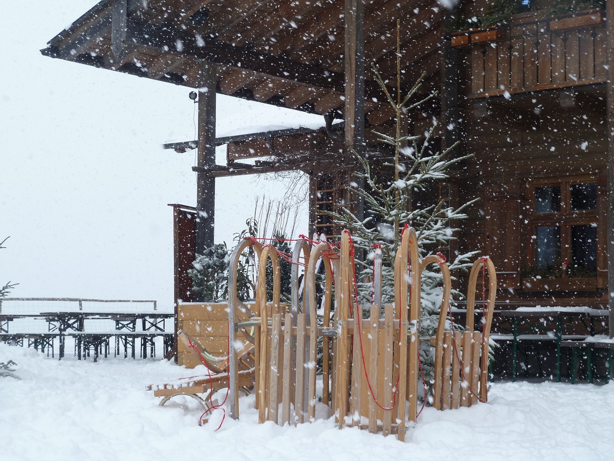 Schlitten im Schnee vor der Buchenberg-Alm