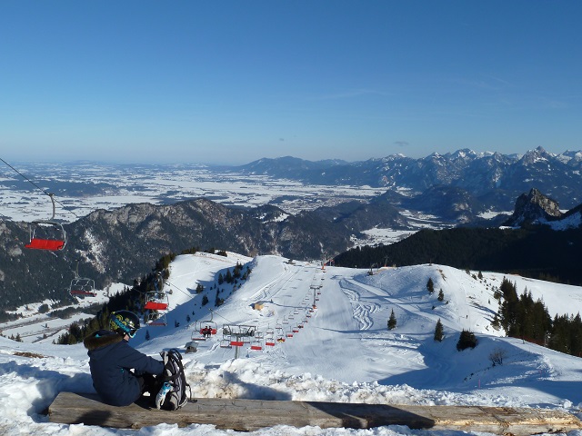 Blick von der Bergstation auf die Skipiste am Breitenberg