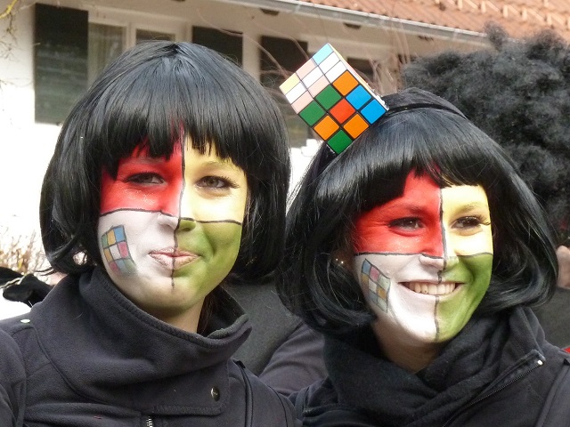 Zwei hübsche Rubik-Würfel im Portrait