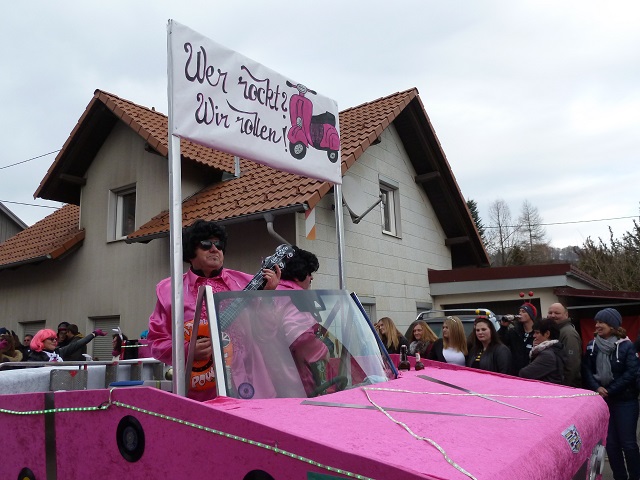 Faschingsumzug Ronsberg 2017 - Rock-Roller in pink