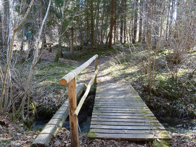 Holzbrücke auf dem Naturerlebnispfad Görisried