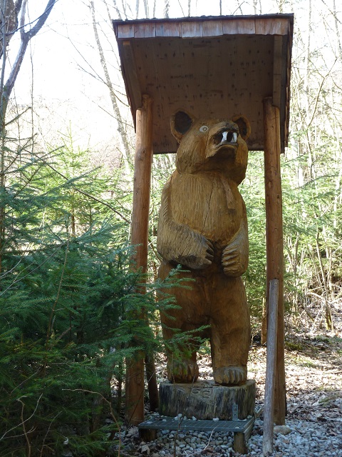 Holzbär auf dem Naturerlebnispfad Görisried