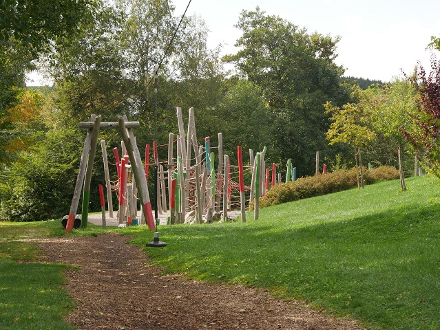 Seilrutsche und Klettergerüst am Spielplatz Altusried