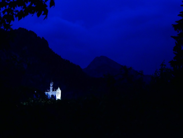 beleuchtet - Schloss Neuschwanstein in blauer Nacht