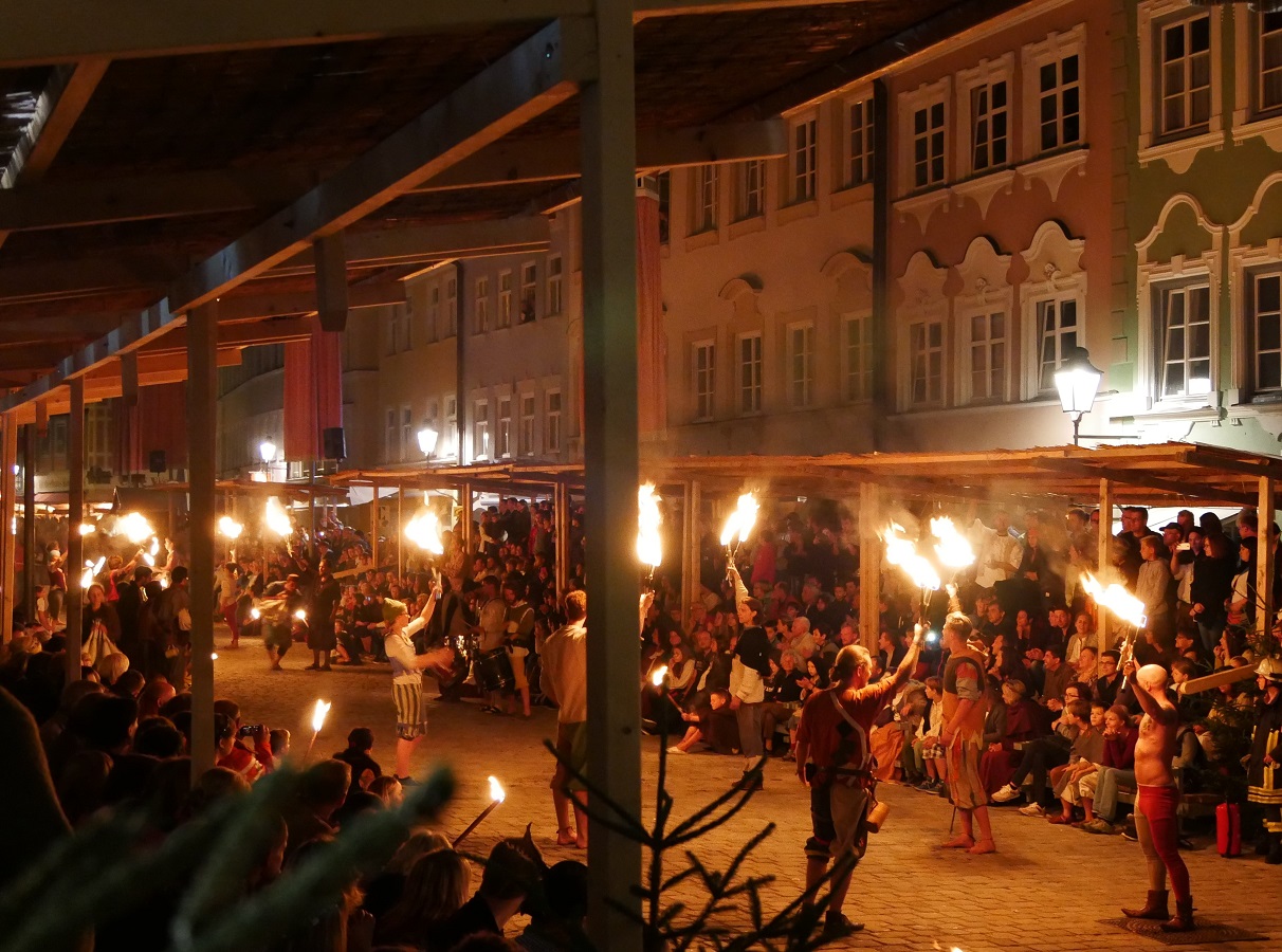 Die Feuershow beim historischen Lagerleben auf dem Tänzelfest 2017 in Kaufbeuren