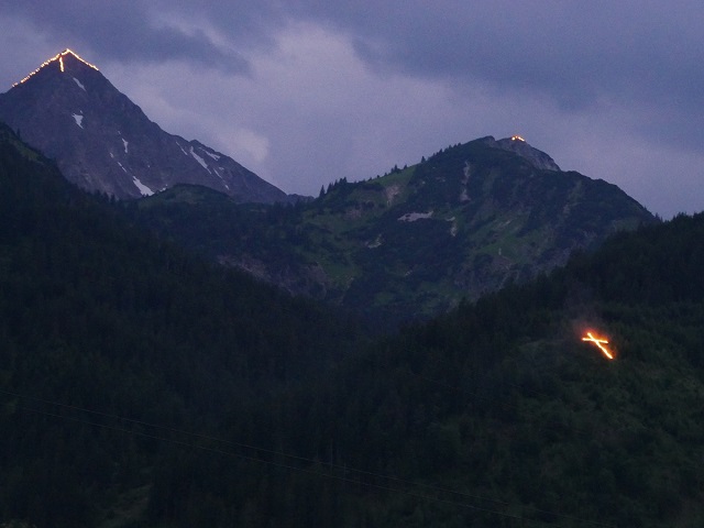 Gipfel in Flammen beim Herz-Jesu-Feuer im Tannheimer Tal 2017