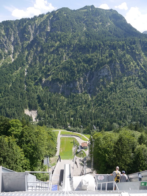 Blick vom Schanzenturm auf die Skiflugschanze Oberstdorf