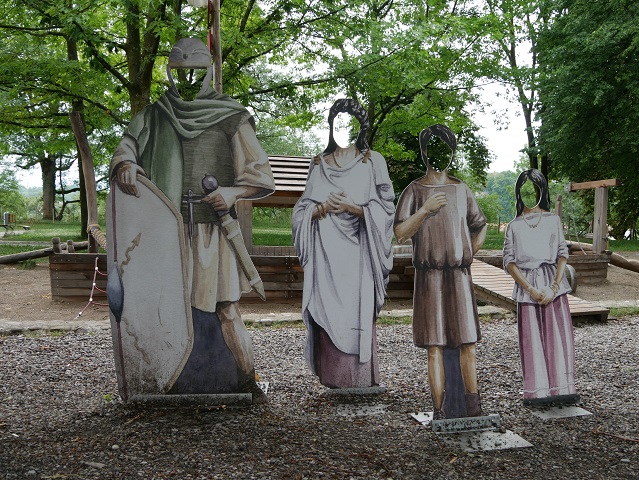 Figuren am Römerspielplatz in Kempten