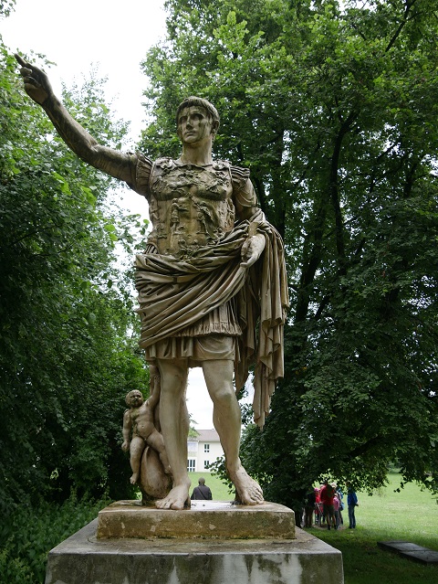 Kaiser Augustus-Statue auf dem ehemaligen Forum des römsichen Cambodunum (Replik)