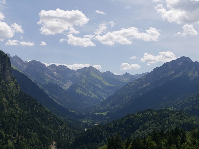 Panoramablick in die Allgäuer Hochalpen vom Schanzenkopf der Heini-Klopfer-Schanze in Oberstdorf