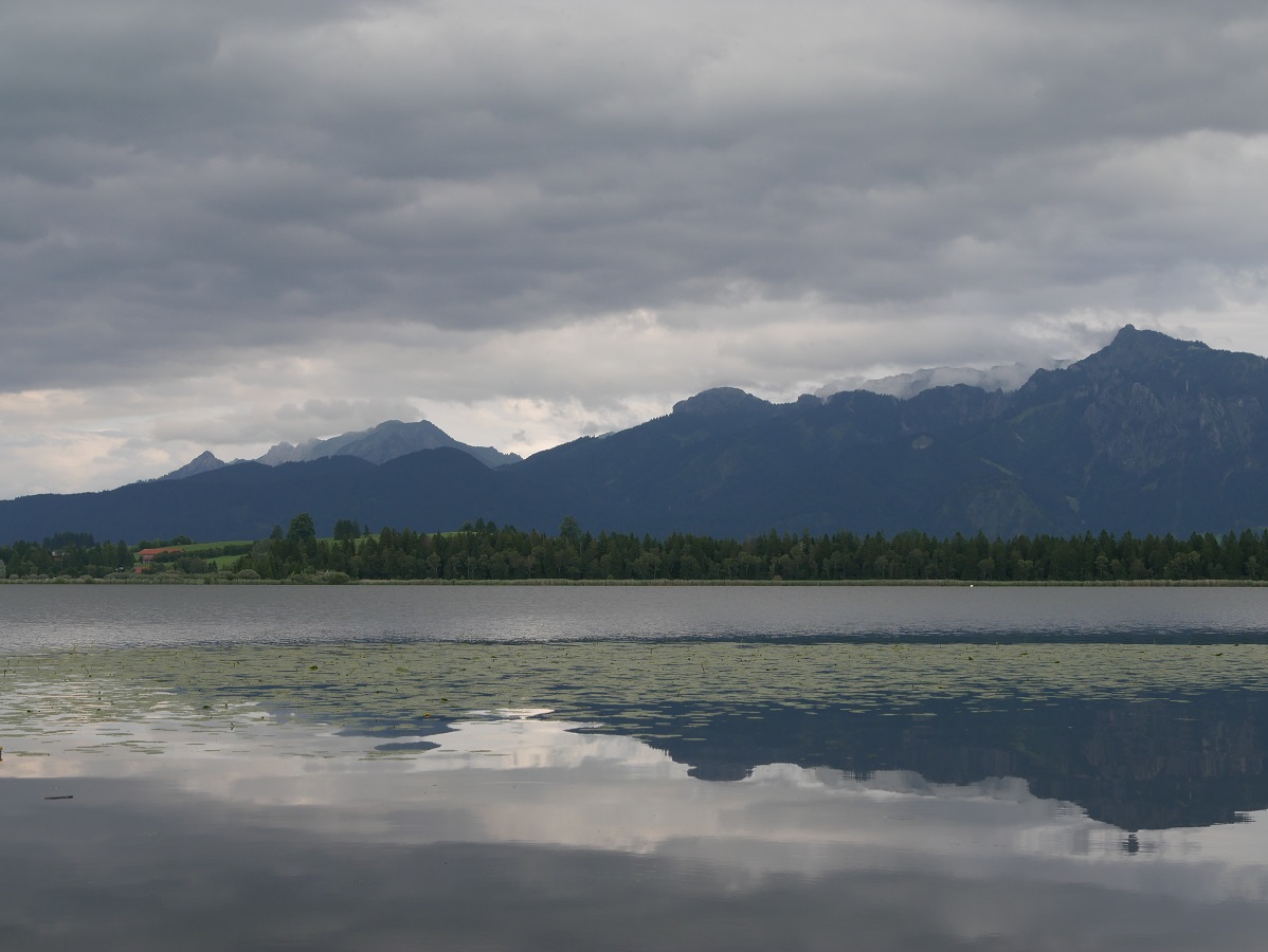 Rundwanderweg Hopfensee - Titelfoto mit Bergpanorama und Spiegelung im See