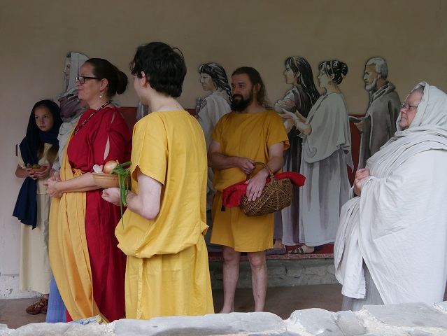 Römer in antiker Gewandung auf dem Weg in den Tempelbezirk im APC Kempten