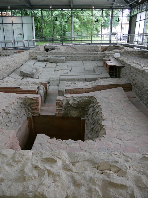 römische Toiletten in den kleinen Thermen im APC Kempten