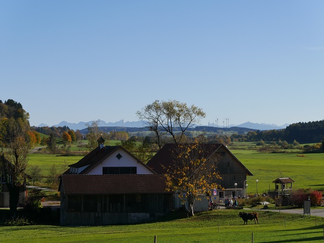 Blick auf die Schlossmühle Liebenthann und übers Günztal auf die Alpen