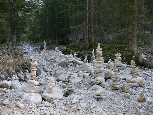 Steinmännchen im Bachbett am Erlebnisweg Uff d'r Alp