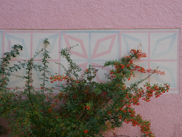 70er-Jahre-Ornament an einer Hausmauer in Obergünzburg