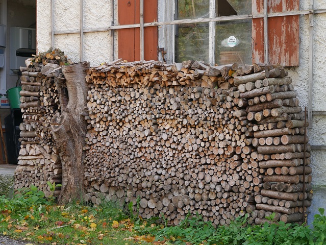 ungewöhnlicher Holzstapel vor einer Hütte