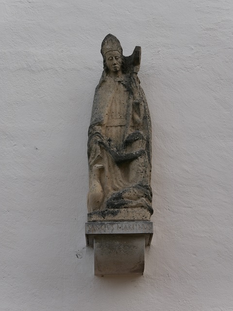 Skulptur des Heiligen Martin an der Außenwand der Pfarrkirche St. Martin in Obergünzburg