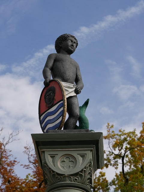 Mohrenbüble-Figur auf dem Brunnen vor der Obergünzburger Kirche