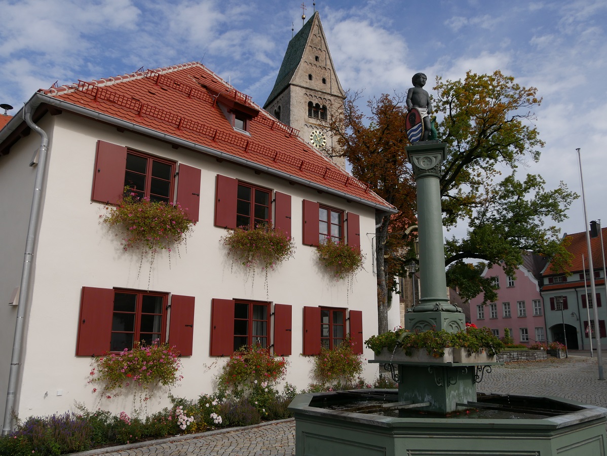 Obergünzburg - Verkündhaus und Brunnen mit Kirchturm von St. Martin