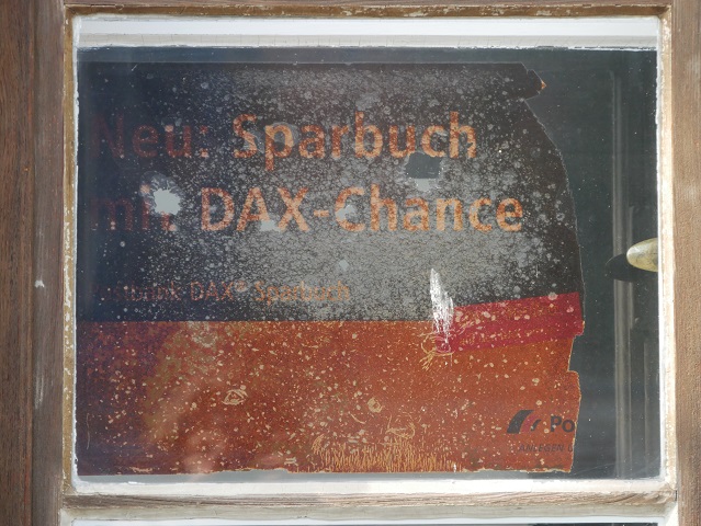 altes Werbeschild im Fenster der früheren Post in Obergünzburg