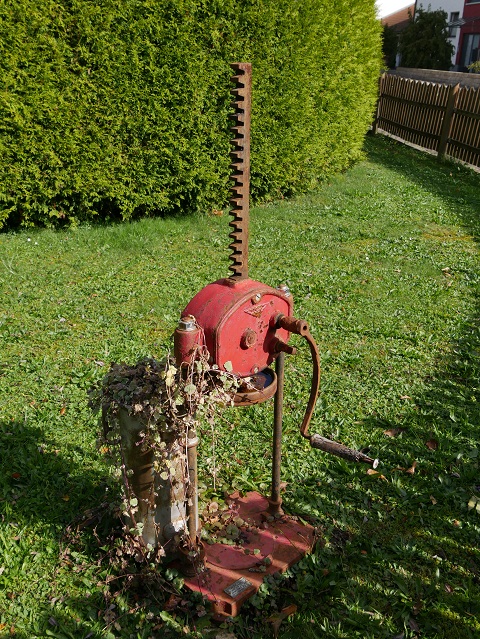 alte Hebemaschine als Blumentopfhalter in einem Obergünzburger Garten