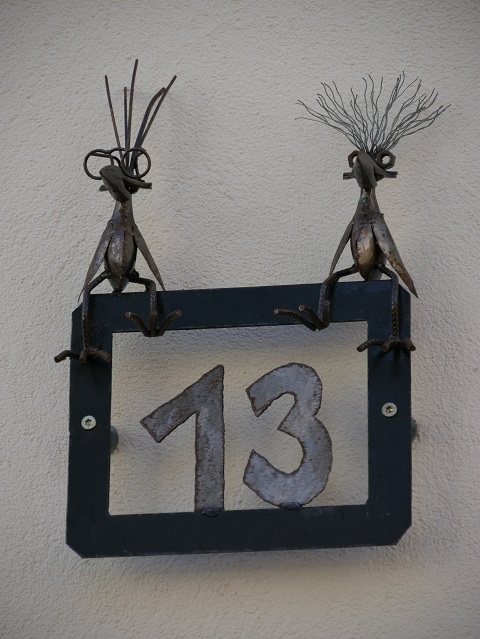 komische Vögel an der Hausnummer 13